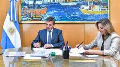 Sergio Massa, ministro de Economía, junto a la Flavia Royon, secretaria de Energía.&nbsp;