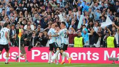 Lautaro Martínez se abraza con Lionel Messi y Lo Celso. Lautaro Martínez se abraza con Lionel Messi y Lo Celso.