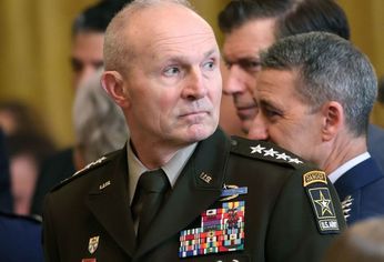 La trayectoria de Randy George como asesor del exsecretario Lloyd Austin durante el gobierno de Joe Biden precipitó su caída. La trayectoria de Randy George como asesor del exsecretario Lloyd Austin durante el gobierno de Joe Biden precipitó su caída.