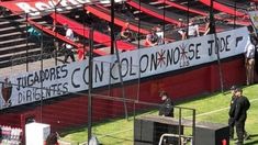 Una de las banderas con amenazas de la barra de Colón.