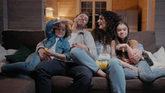 Matilda es una buena fusión de diversión, fantasía y crítica social con la que pueden disfrutar tanto los niños como los adultos. Matilda es una buena fusión de diversión, fantasía y crítica social con la que pueden disfrutar tanto los niños como los adultos.
