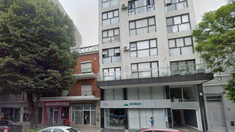 El cuerpo de la mujer impactó en el balcón del primer piso. El cuerpo de la mujer impactó en el balcón del primer piso.