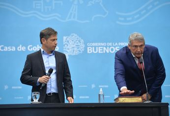 Kicillof le tomó juramento a Jorge DOnofrio.