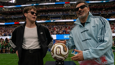 El Pocho Lavezzi ingresó al estadio junto al actor britanico y se llevó todas las miradas.