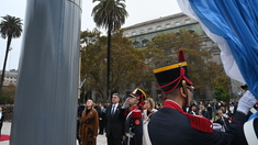 Jorge Macri participó del izamiento de la bandera en Plaza de Mayo.