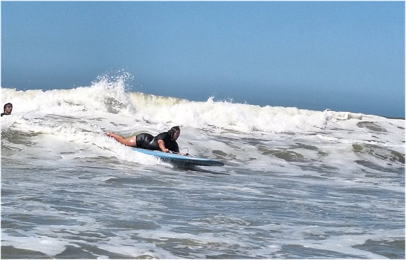 Florencia Santillán surfeando.