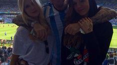 Marcelo Tinelli y sus hijas Candelaria y Micaela en la cancha viendo a la selección Marcelo Tinelli y sus hijas Candelaria y Micaela en la cancha viendo a la selección