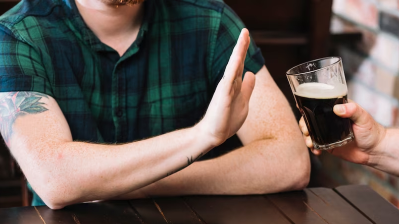 China: crean un chip que frena el impulso de beber alcohol&nbsp;