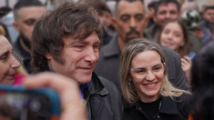 Carolina Píparo junto a Javier Milei.