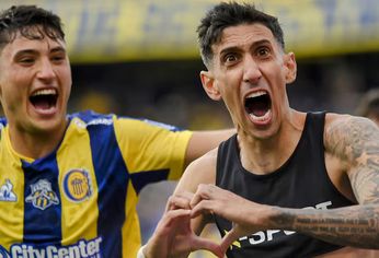 Ángel Di María metió un gol de penal y se fue lesionado con un fuerte golpe.