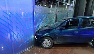 Rosario: le negaron un crédito, discutió con los empleados y chocó su auto contra un banco.