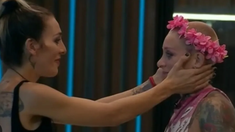 La hermana de Furia,y sorprendió a hacer una Arco de Artemisa para todos los participantes. La hermana de Furia,y sorprendió a hacer una Arco de Artemisa para todos los participantes.