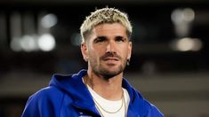 El look que eligió De Paul para ver un encuentro de fútbol. El look que eligió De Paul para ver un encuentro de fútbol.