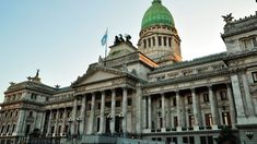 El sueldo de un diputado nacional ronda los 380 mil pesos netos.