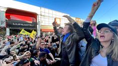 Milei junto a Píparo por las calles de Mar del Plata.