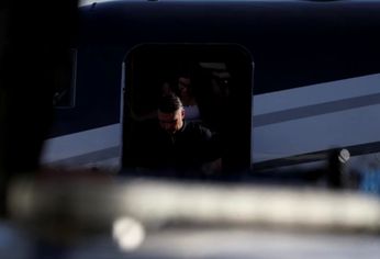 El momento de la llegada de Bolsonaro al aeropuerto de Miami.