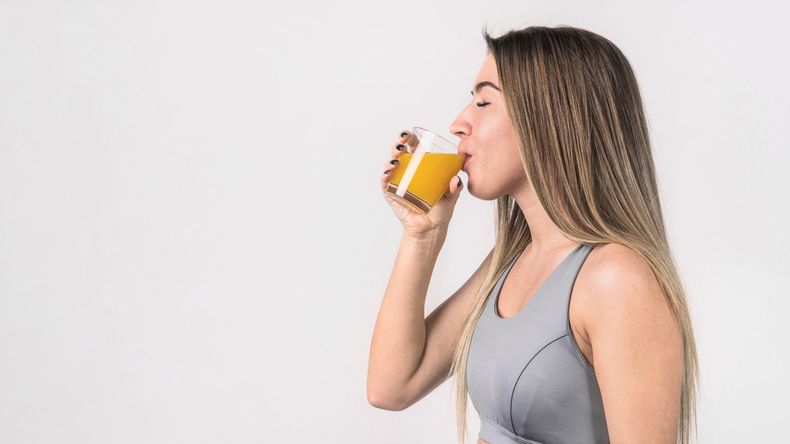 Un vaso de jugo de naranja cubre el 100% de las necesidades diarias de vitamina C.