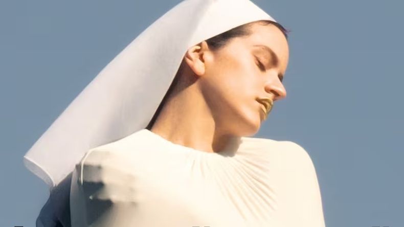 Con ese look, la artista interpreta La Perla.