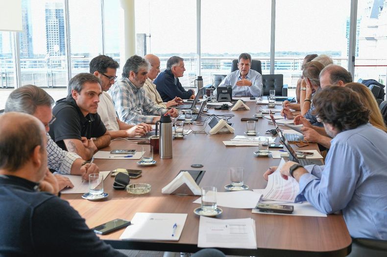 Sergio Massa con su equipo. Se esperan medidas.