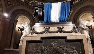 Los protagonistas del acto y las versiones que se construyeron a lo largo del tiempo generaron un entramado de dudas, documentos, testigos y leyendas. Los protagonistas del acto y las versiones que se construyeron a lo largo del tiempo generaron un entramado de dudas, documentos, testigos y leyendas.