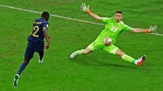 Dibu Martínez tapa con su pierna el que podría haber sido el gol de la victoria para Francia. Dibu Martínez tapa con su pierna el que podría haber sido el gol de la victoria para Francia.
