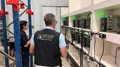 Los inspectores hallaron los equipos en una cámara de refrigeración. Los inspectores hallaron los equipos en una cámara de refrigeración.