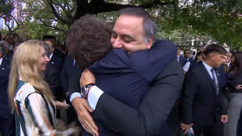 Milei y su gesto de respaldo a Adorni en el acto de este jueves.