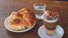 Este bar notable se erige como un rincón donde los amantes de las medialunas. Este bar notable se erige como un rincón donde los amantes de las medialunas.