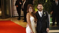 Antonela y Messi saludan a la prensa Antonela y Messi saludan a la prensa
