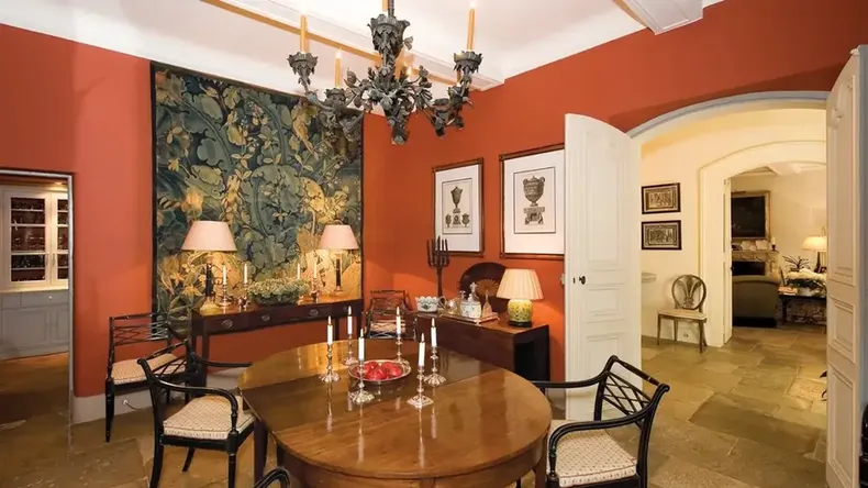 El comedor, con un estilo tradicional y sofisticado.