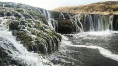 Las cascadas, de diferentes alturas y formas, conforman un conjunto de saltos de agua que se deslizan suavemente por la ladera del río. Las cascadas, de diferentes alturas y formas, conforman un conjunto de saltos de agua que se deslizan suavemente por la ladera del río.