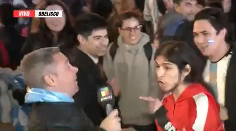 El momento en el que el periodista es atacado por el supuesto influencer.&nbsp;