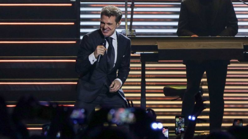 Luis Miguel se resbaló en pleno concierto en México