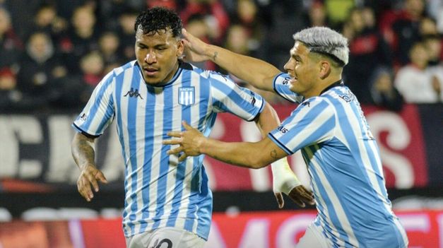 Roger Martínez festeja el gol de Racing junto a Maxi Salas.