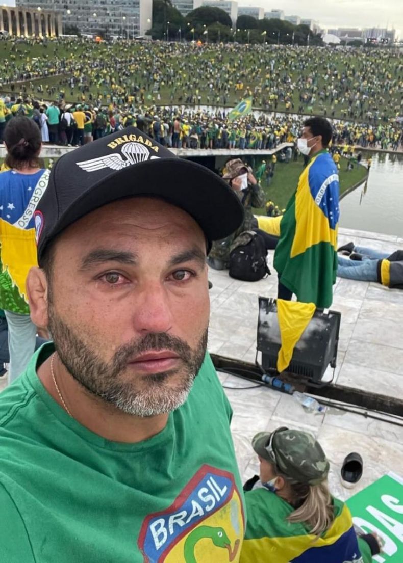 La selfie de Leó Índio durante el intento de golpe de Estado en Brasil.