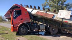 Un camión destruyó el puente que une Mercedes con Tomás Jofré. Un camión destruyó el puente que une Mercedes con Tomás Jofré.