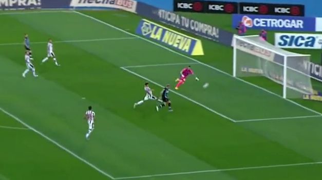 El increíble gol que erró Enzo Copetti, frente a Talleres por la Liga Profesional AFA.