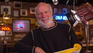 Se trata del director James Burrows.&nbsp;