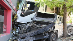 Se quedó sin frenos, chocó a 10 autos y se incrustó en una casa en Neuquén. Se quedó sin frenos, chocó a 10 autos y se incrustó en una casa en Neuquén.