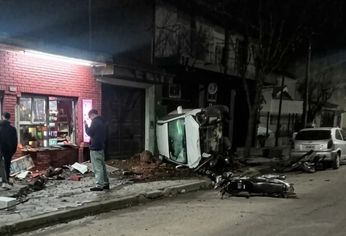 Vuelco y choque en Mar del Plata: un muerto y varios heridos.