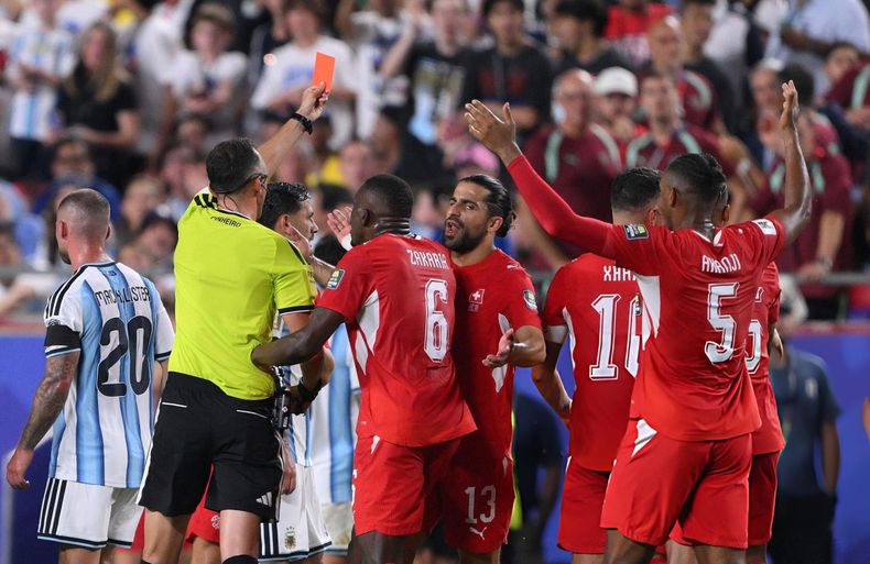 Roja para Embolo.