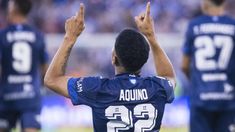 Claudio Aquino, el mejor jugador de Vélez, le dio el triunfo con un gol de penal. Claudio Aquino, el mejor jugador de Vélez, le dio el triunfo con un gol de penal.