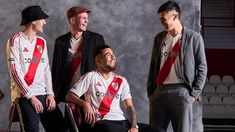 Como en el 86, la presentación de River con la camiseta que estrenará el domingo frente a Independiente Como en el 86, la presentación de River con la camiseta que estrenará el domingo frente a Independiente