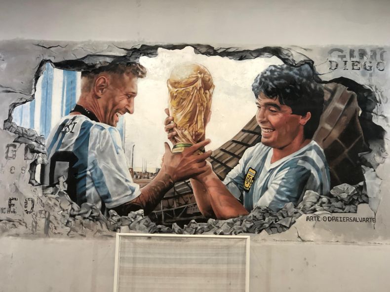 A 4 años de su fallecimiento, inauguraron un mural inédito de Diego Maradona con Lionel Messi