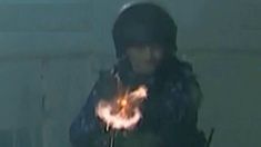 El momento en el que policía disparó contra el camarógrafo.