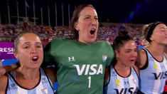 Las Leonas cantaron el himno con mucha emoción.