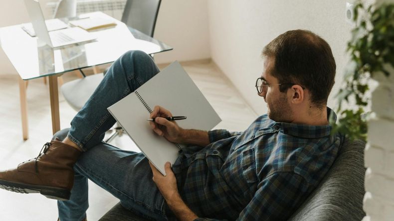 Reunirse con compañeros de clase para estudiar puede parecer una buena idea, pero muchas veces estas sesiones terminan en conversaciones ajenas al tema, risas y distracciones