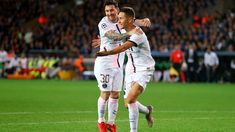 Messi abraza a Herrera después de que el español anotara contra el Brujas en el debut de la Champions League. Messi abraza a Herrera después de que el español anotara contra el Brujas en el debut de la Champions League.