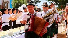 En este lugar se celebra el Strudel Fest, un evento anual donde se elabora el strudel más grande del país. En este lugar se celebra el Strudel Fest, un evento anual donde se elabora el strudel más grande del país.