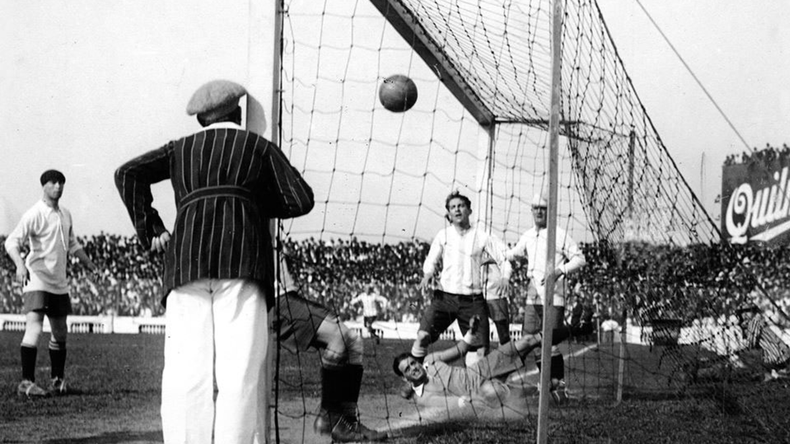 El wing de la Selección argentina Cesáreo Onzari convirtió el 2 de octubre de 1924 el primer gol olímpico de la historia en el desaparecido estadio de Sportivo Barracas.